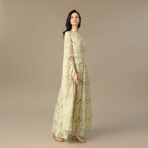 فستان عاجي بنقشة زهرية وأكمام منسدلة