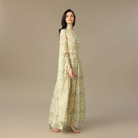 فستان عاجي بنقشة زهرية وأكمام منسدلة