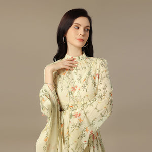 فستان عاجي بنقشة زهرية وأكمام منسدلة