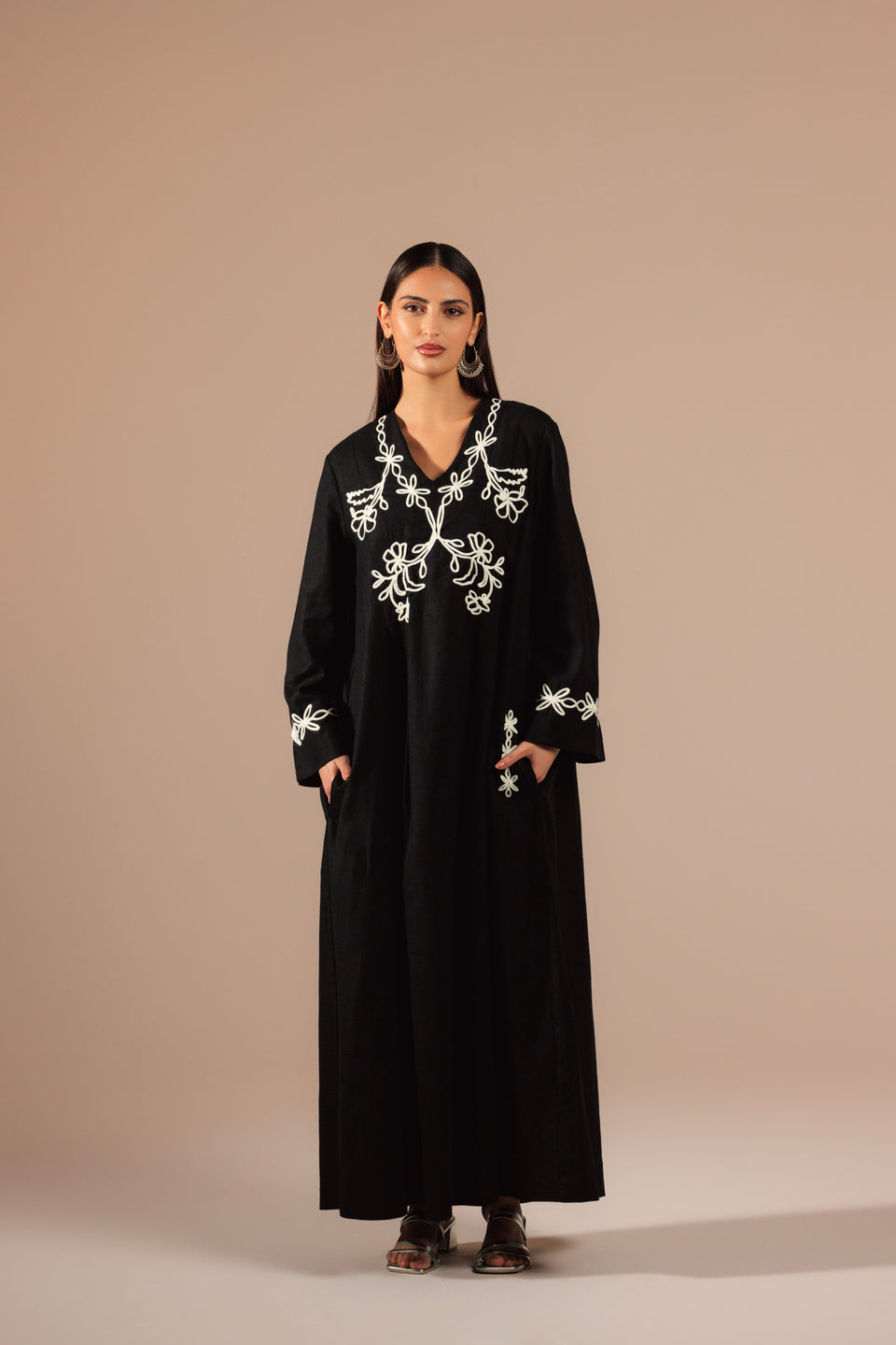 Black Linen Kaftan with White Flower Embroidery - Noētic