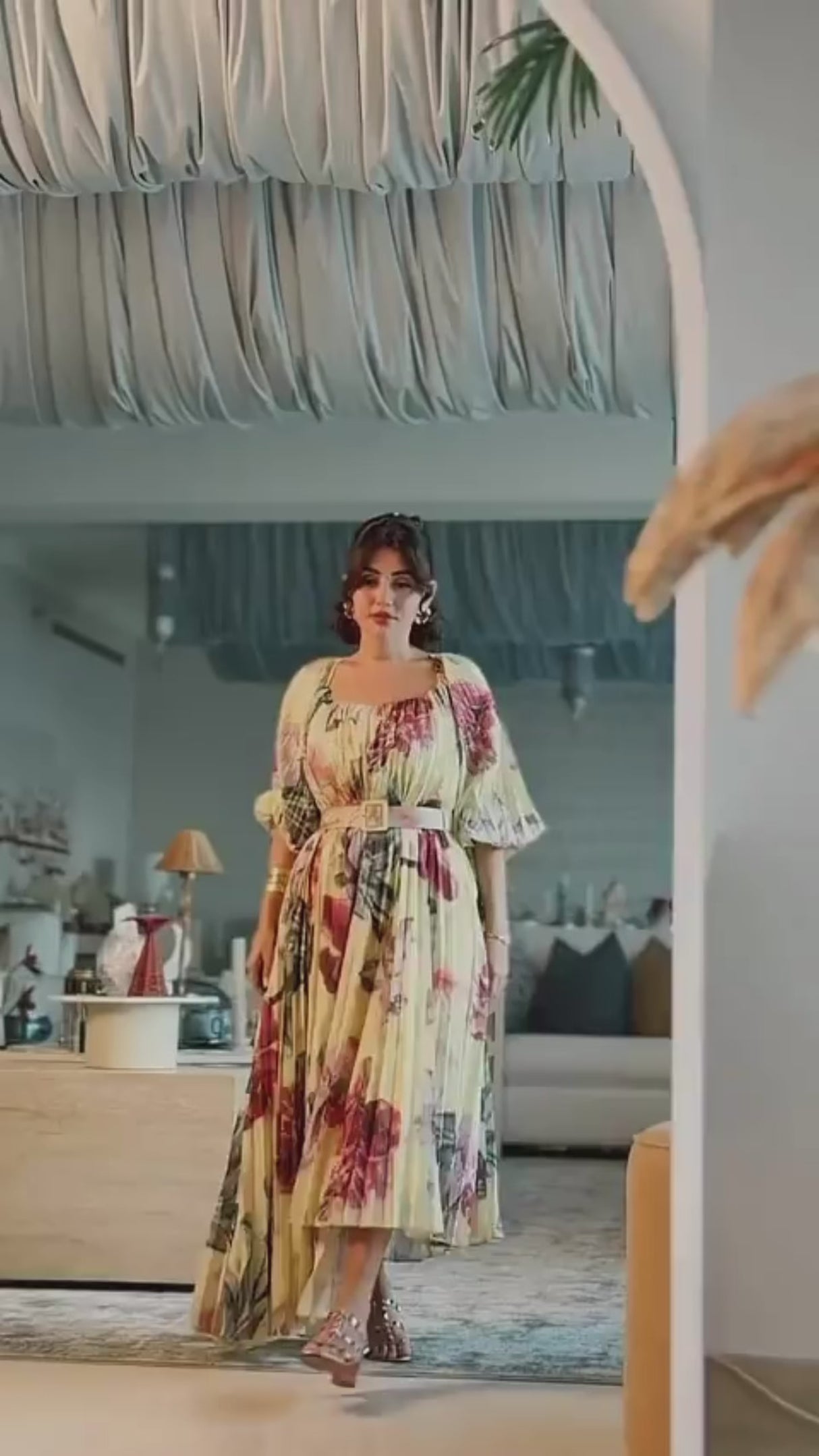 فستان ميدي شيفون أصفر مزهر بكسرات مع حزام