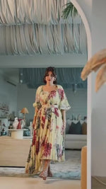 فستان ميدي شيفون أصفر مزهر بكسرات مع حزام