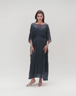 قفطان أزرق داكن مطبوع مع تطريز يدوي وقصة فضفاض و ربطة وسط