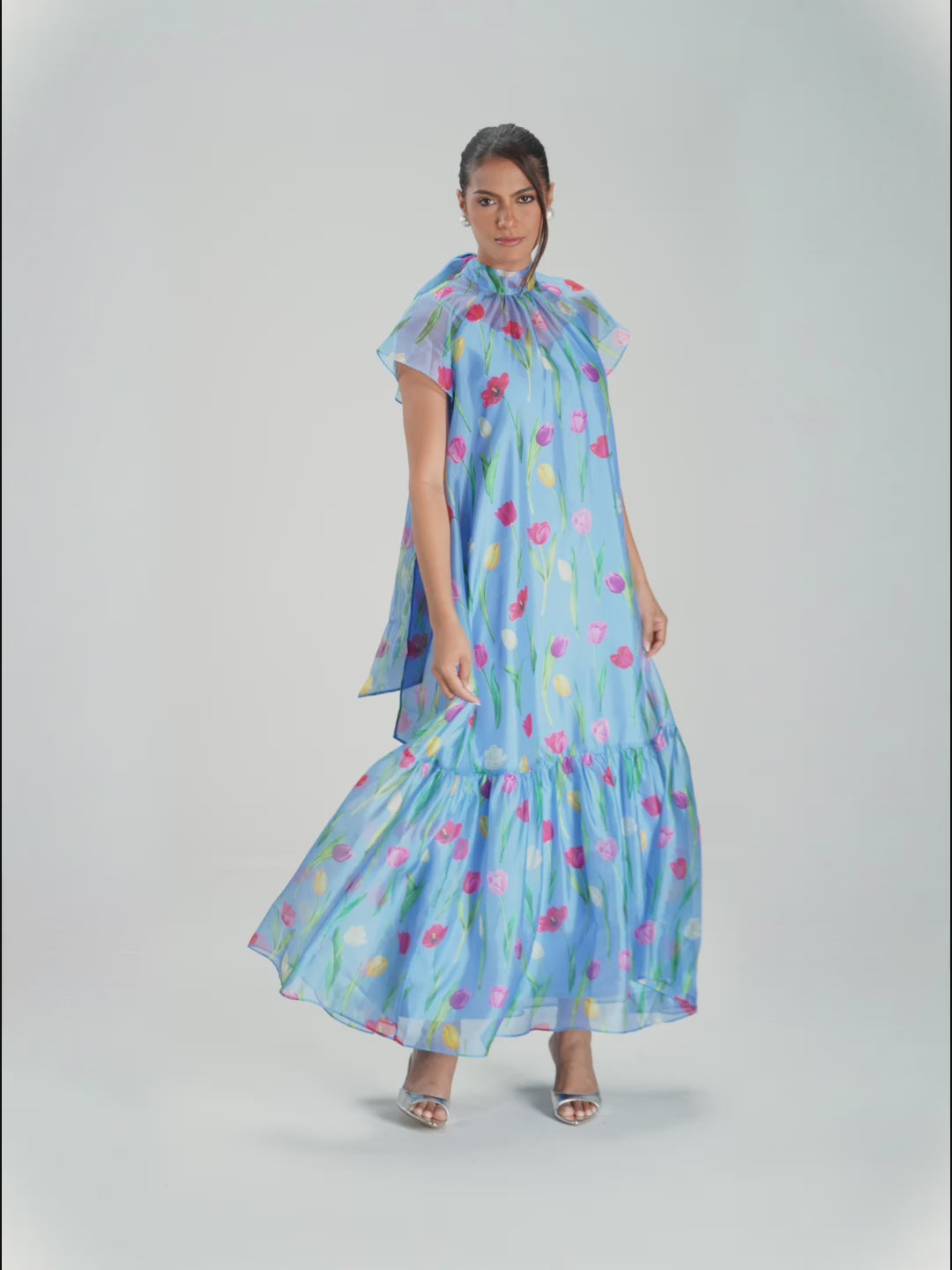 فستان ماكسي أورغانزا أزرق مزهر مع ربطة خلفية