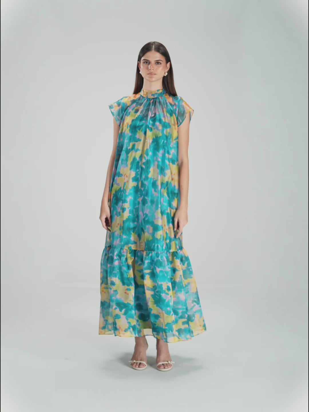 فستان ماكسي أورغانزا بطبعة مميزة مع فيونكة خلفية