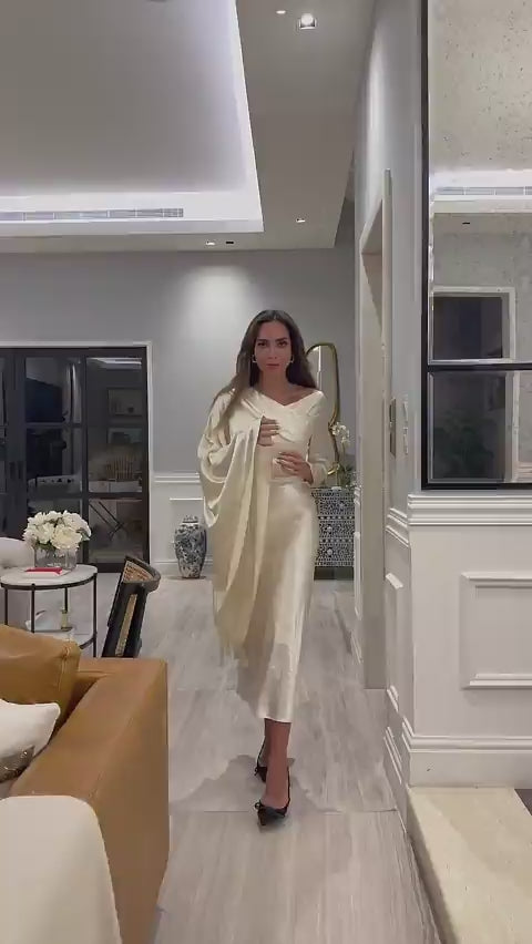 فستان سكري ستان ذو ملمس بأكمام غير متماثلة