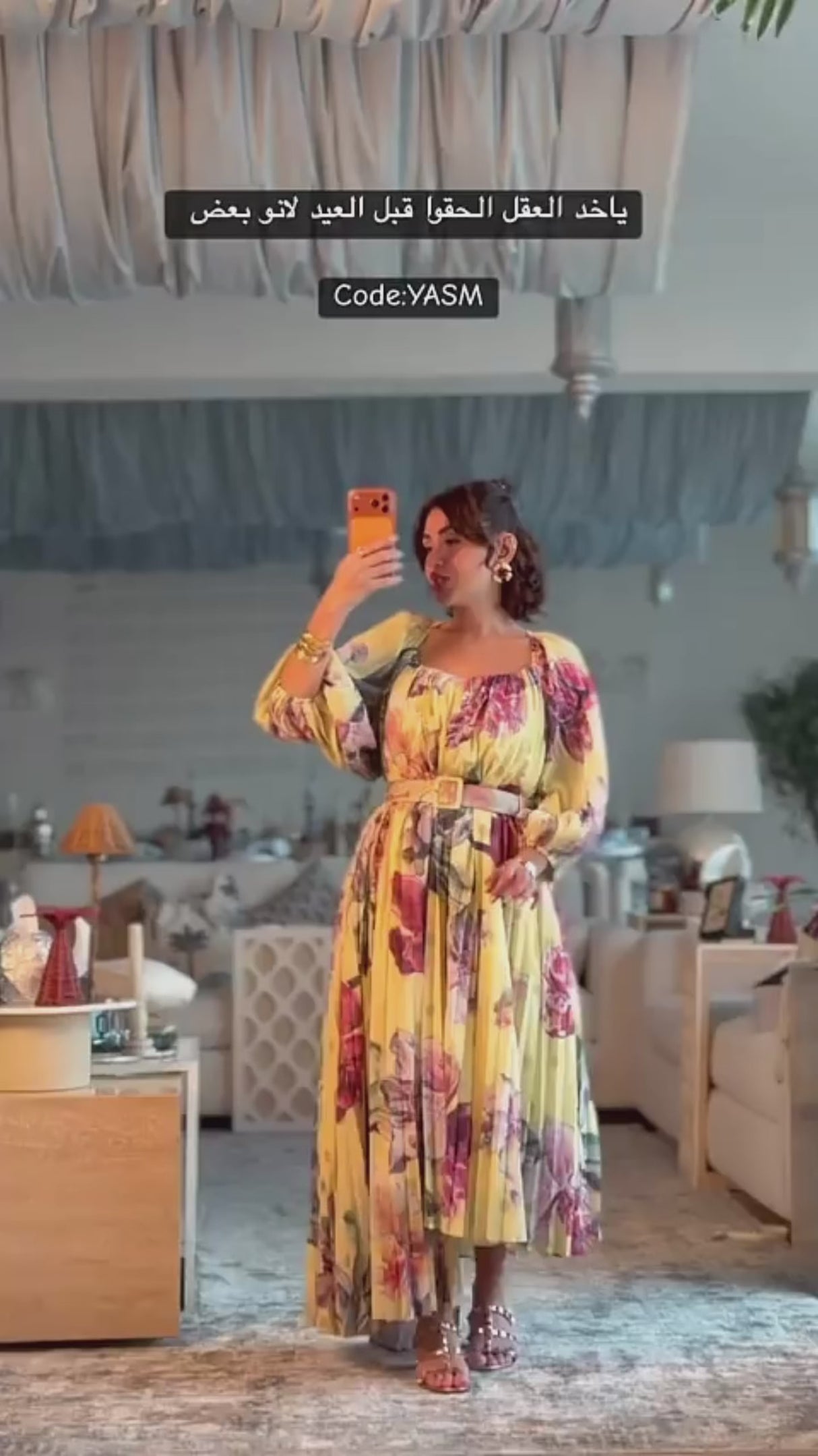 فستان ميدي شيفون أصفر مزهر بكسرات مع حزام