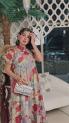 فستان ماكسي أورغانزا مزهر بياقة عالية وربطة خلفية