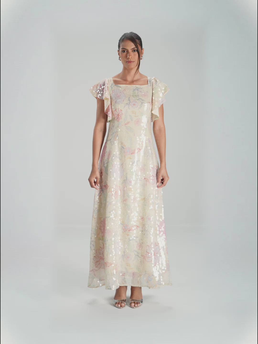 فستان ماكسي مزهر مزين بالترتر بأكمام فراشة