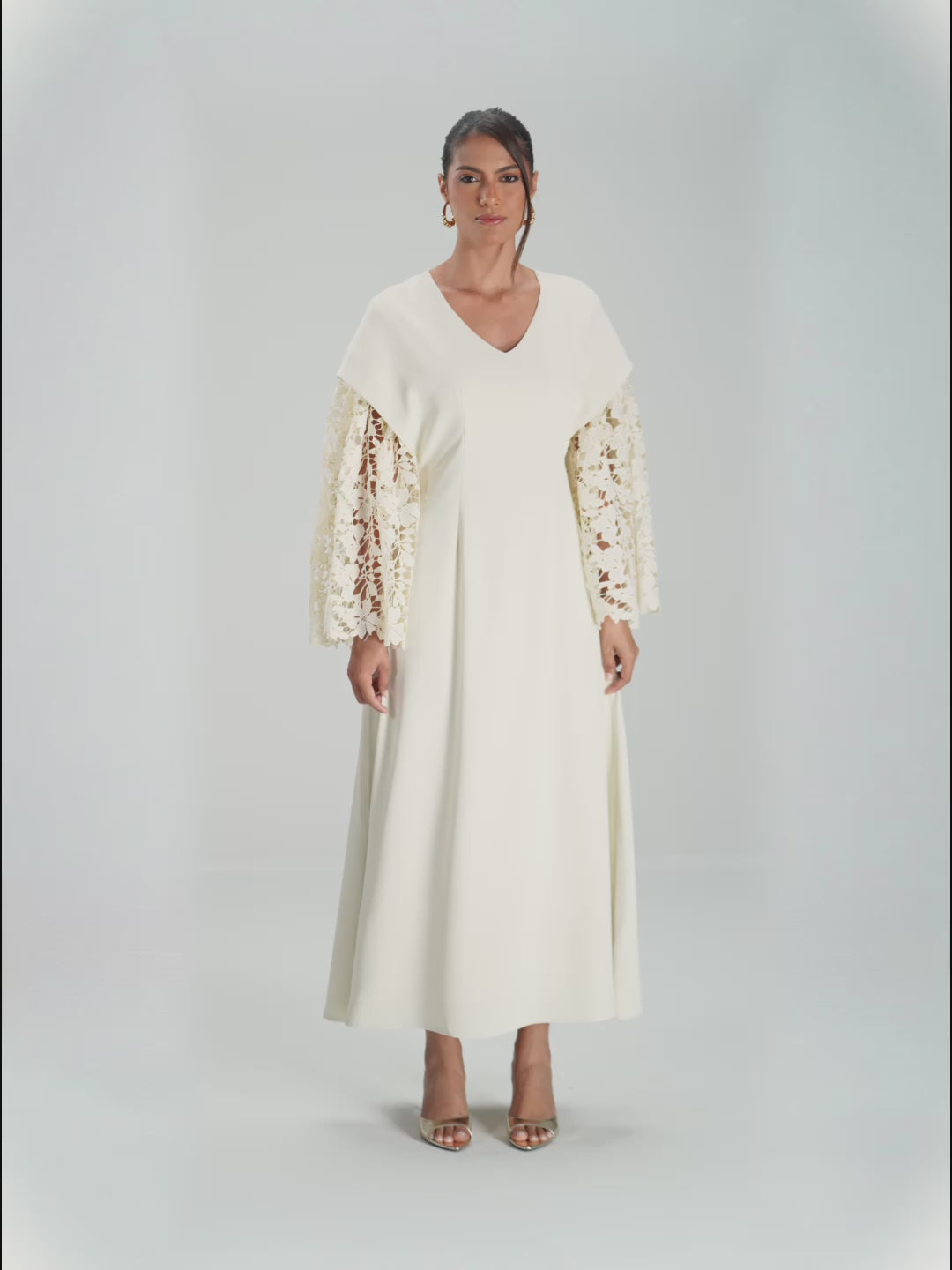 فستان أبيض بأكمام دانتيل واسعة