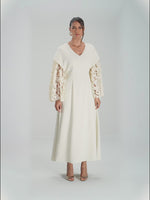 فستان أبيض بأكمام دانتيل واسعة