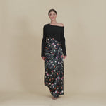 فستان بتنورة ساتان مطبوعة وتفاصيل درابية