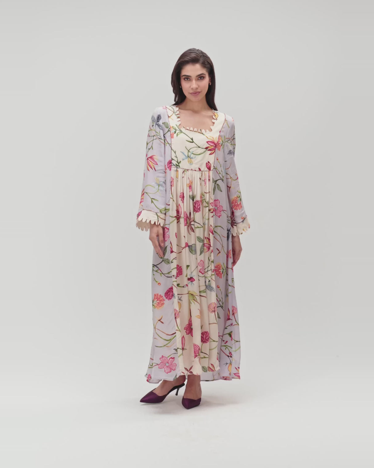 قفطان ماكسي مطبوع بنقشة زهور مع تطريزات خرزية