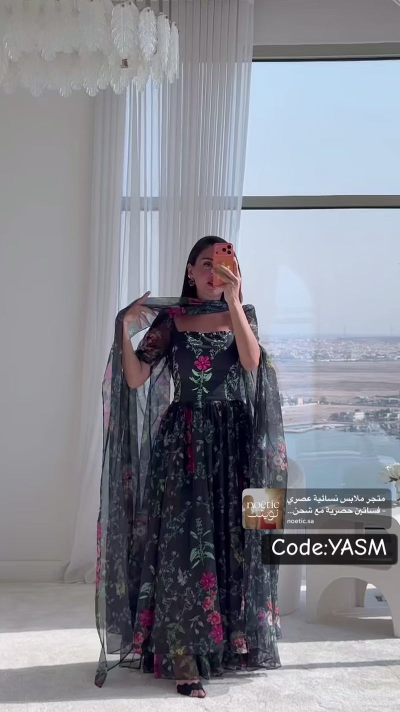 فستان أورجانزا مزهر بطبقات انسيابية مع كريب مطبوع – أسود