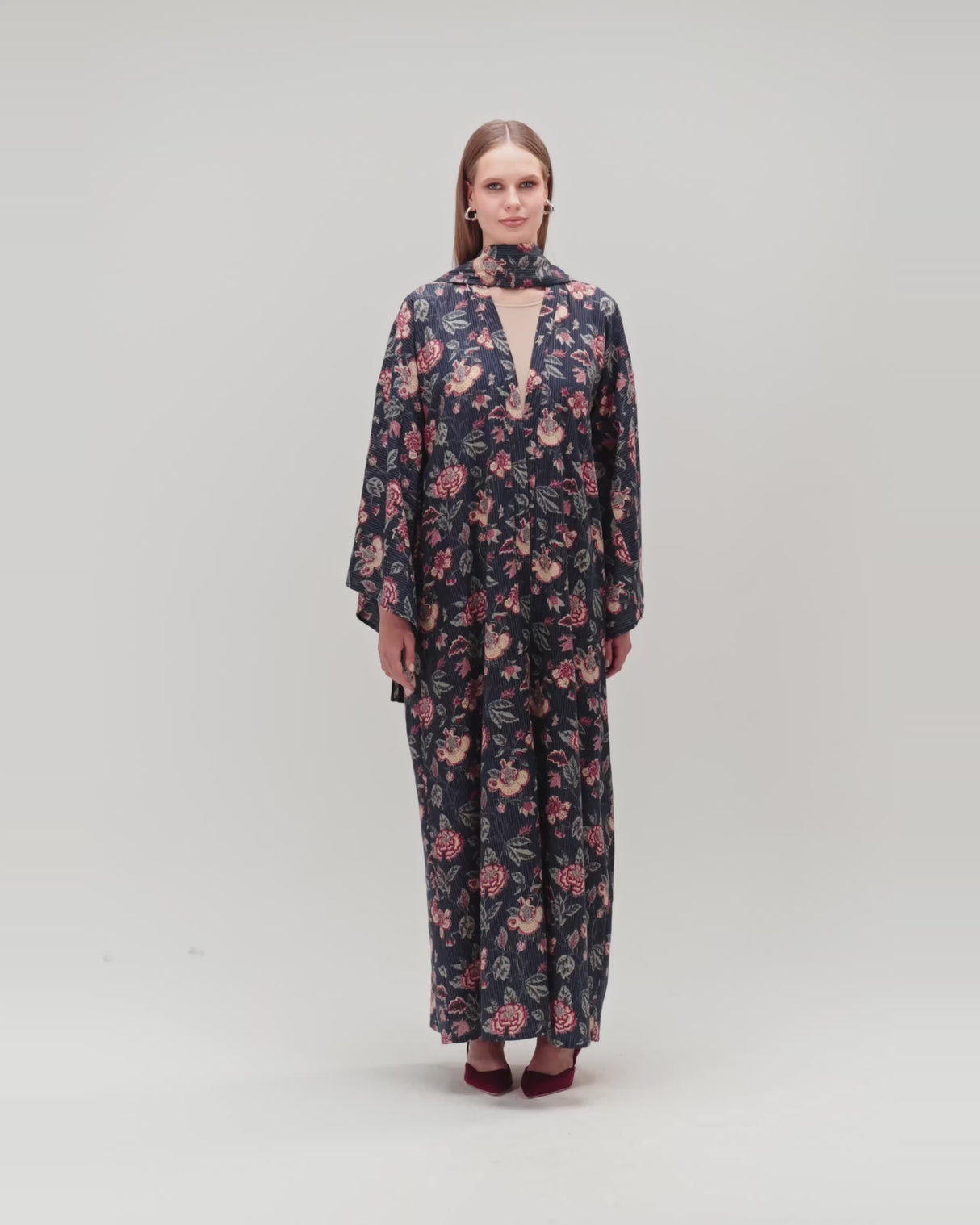 عباية مفتوحة بطبعة زهور باللون الكحلي مع وشاح