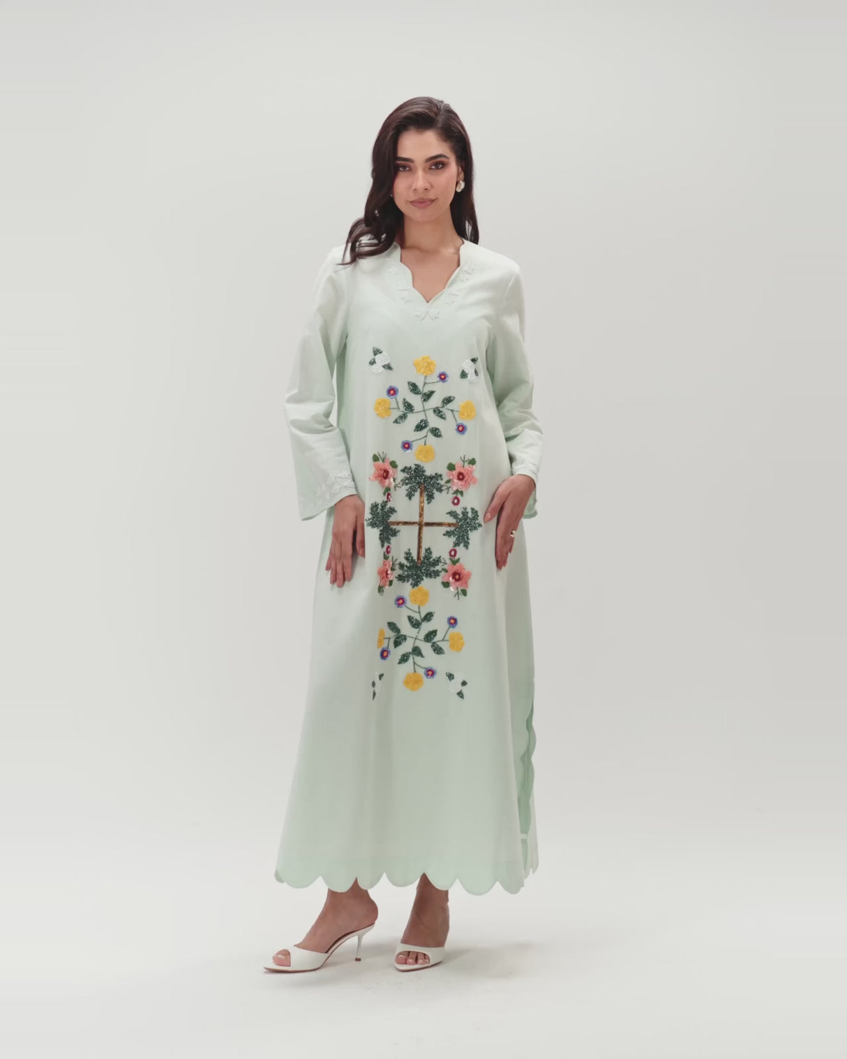 فستان قفطان كتان تركواز مطرز بتفاصيل تطريز يدوية و حواف مموجة أنيقة