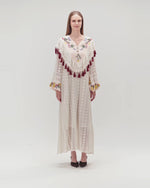 قفطان دانتيل أبيض مطرّز بشرّابات يدوية – قصة واسعة بطول ماكسي