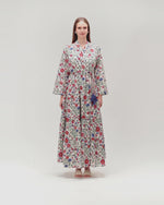 فستان ماكسي أبيض مطبوع بقصة لفّ مع حزام وتفاصيل شرّابات