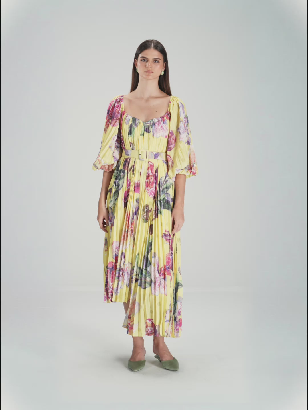 فستان ميدي شيفون أصفر مزهر بكسرات مع حزام