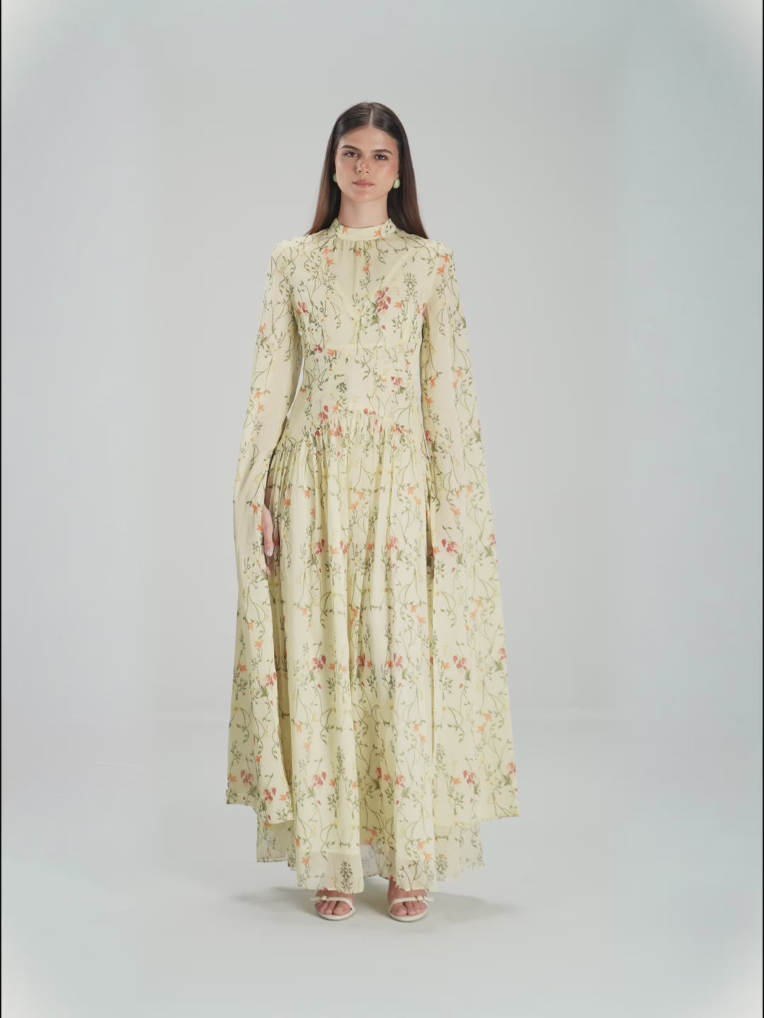 فستان عاجي بنقشة زهرية وأكمام منسدلة