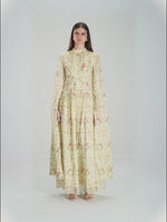 فستان عاجي بنقشة زهرية وأكمام منسدلة