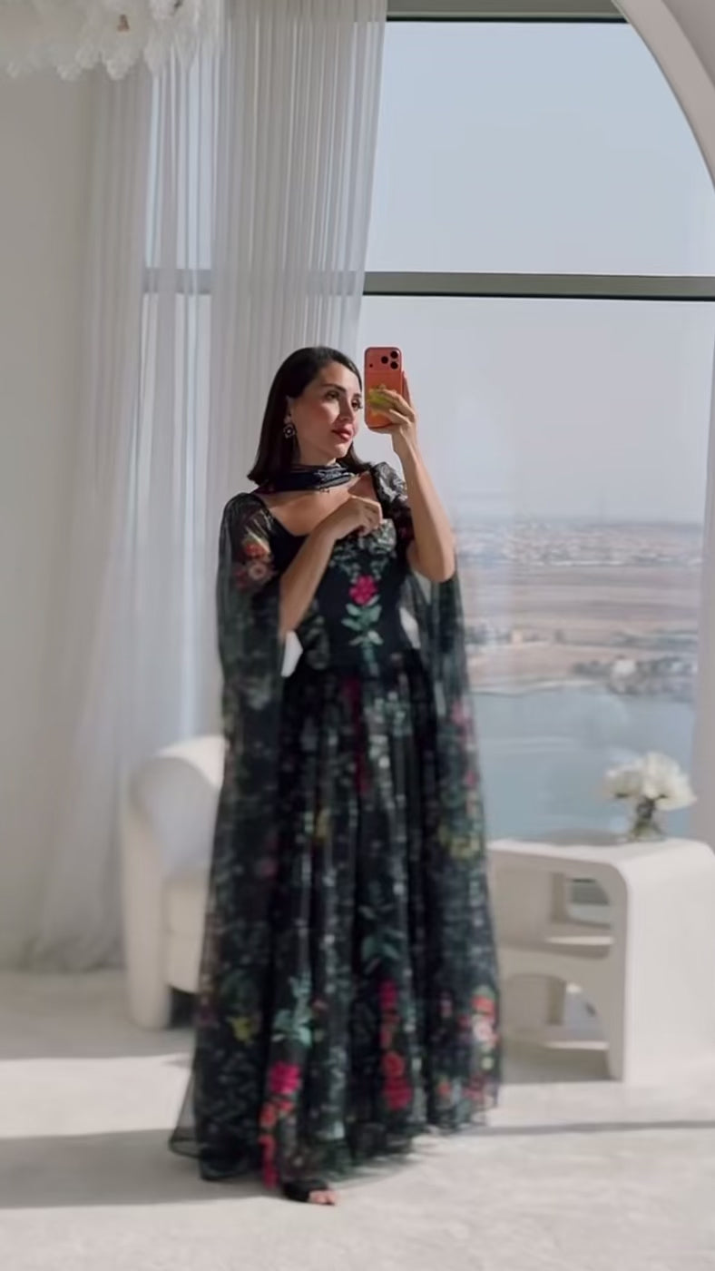 فستان أورجانزا مزهر بطبقات انسيابية مع كريب مطبوع – أسود