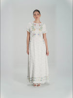 فستان كتان مطرز بالورود بثلاث ربطات خلفية