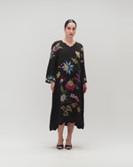 فستان طويل بطبعة زهرية فنية وحواف مموجة