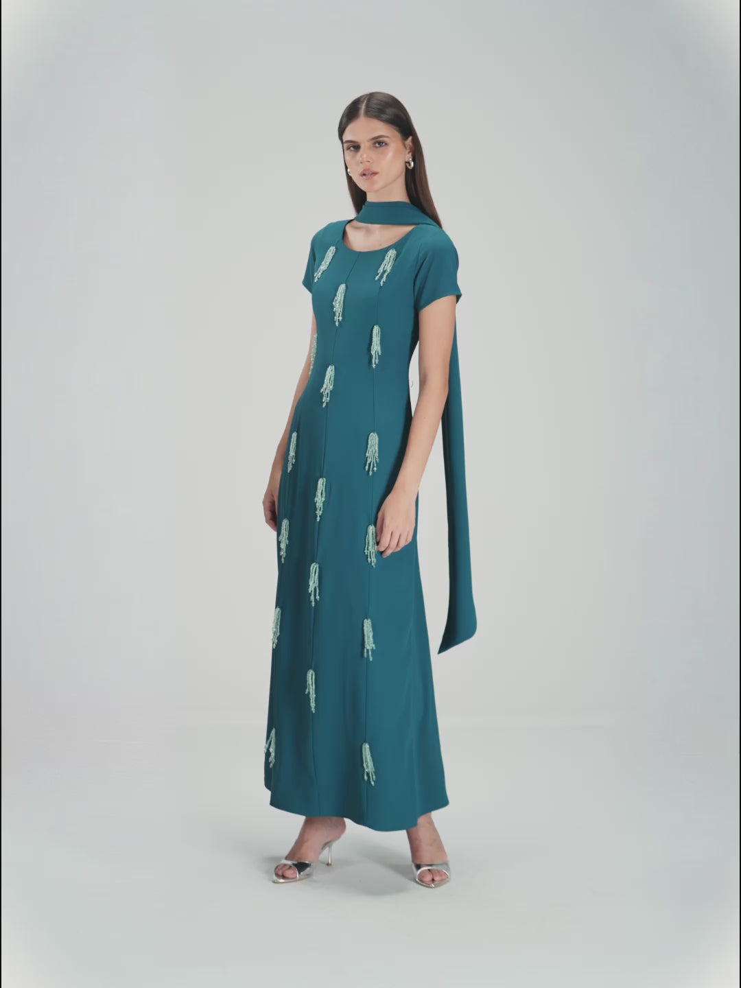 فستان ماكسي أخضر بترولي بتطريز خرزي وقصّة مستقيمة