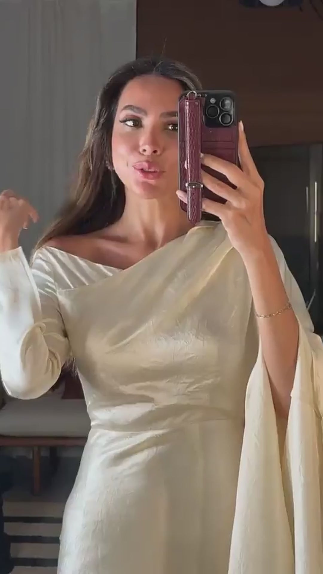 فستان سكري ستان ذو ملمس بأكمام غير متماثلة