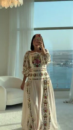 فستان كتان زهري فاتح بطبعات وبحزام خصر مرصع يدويا