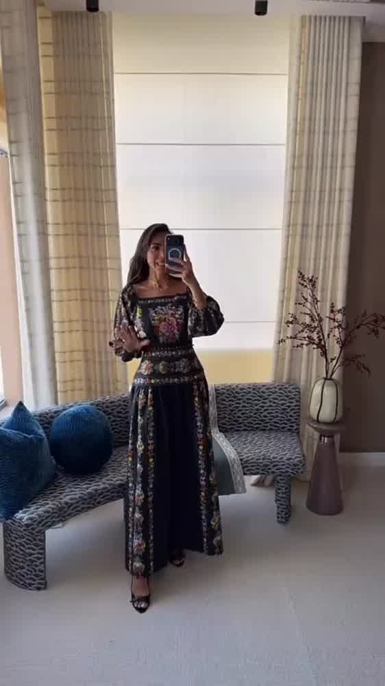 فستان اسود بأكمام طويلة
